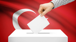 Abstimmungskonzept - Wahlurne mit Nationalflagge im Hintergrund - Türkei
