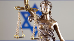 Symbol für Recht und Gerechtigkeit mit Israel-Flagge. Nahaufnahme.
